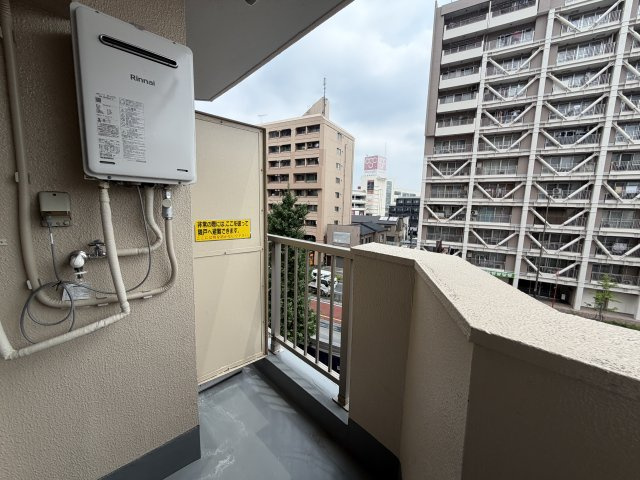 洗濯機置き場。上階の屋根があるので急な雨でも安心です