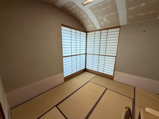 曲面天井とコーナー障子が美しい、落ち着きのある和の空間。　