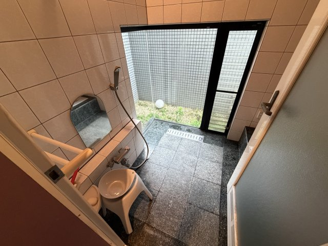 一般の床とは一味違う浴室。　自然光を取り込み、緑を眺めながら優雅なバスタイムを楽しめます