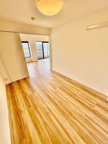 洋室　5帖　リビングの隣にあり、行き来しやすく移動がしやすいお部屋です。
