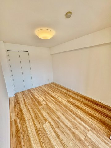 洋室　5帖　全居室収納で収納豊富です。