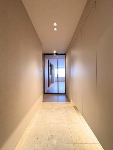 リビングと廊下はガラス扉で緩やかに区切られ、視線が抜けることで奥行きのある空間を演出しています。