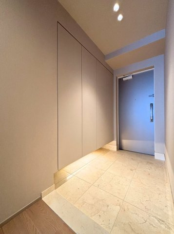 フロートタイプのシューズボックスのため、玄関をすっきりと演出。間接照明が足元をやさしく照らします。
