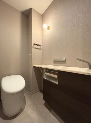 落ち着いたトーンで洗練されたデザインのトイレです。
