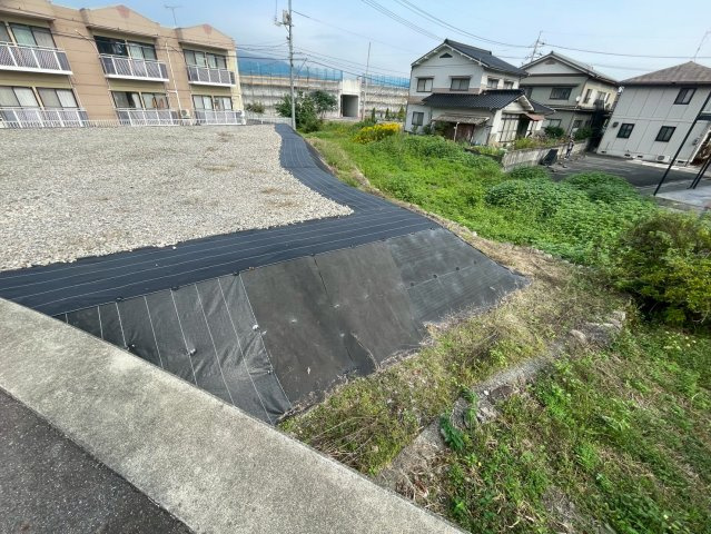 周辺は落ち着いた住宅エリア。高い建物が少ないため、圧迫感がなく、空が広く感じられる住環境です。子育て世帯やセカンドライフを見据えた住まいにも適しています。長く安心して暮らせる立地条件です。