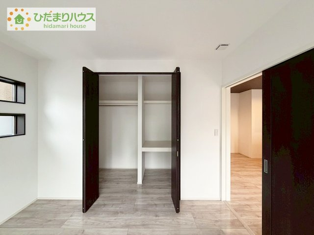 枕棚とハンガーパイプの両方が使いやすい大型の収納付き。