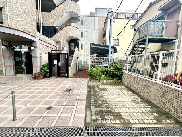 マンションの駐輪場は、事前に空きがあるか確認を取ると安心です。せっかく入居したのに駐輪スペースがない！なんてことになったら大変ですよね。そこで、内見時や購入前にはまず事前に確認しておくと良いでしょう。