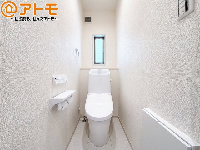 窓もあって換気もしっかりできる清潔感のあるトイレです♪