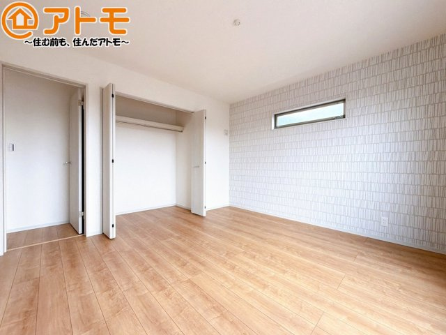 アクセントクロスが印象的なお部屋です。お気に入りの家具に囲まれてゆったり過ごしたいですね♪