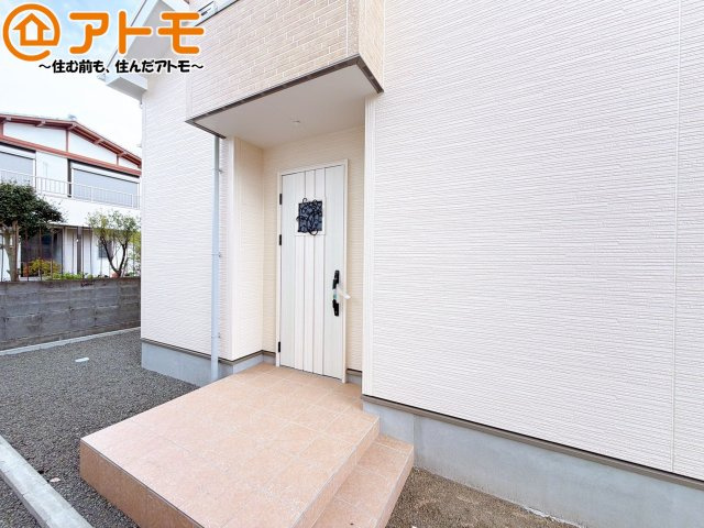 落ち着いた色合いの玄関はダブルロックで防犯性に優れた仕様になっています♪