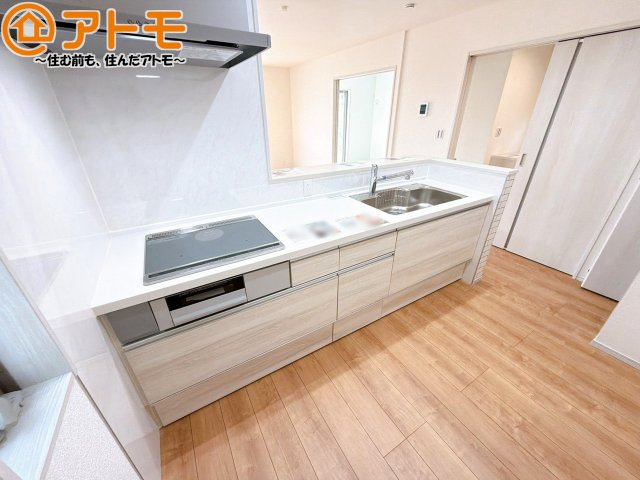 つなぎ目の少ないシステムキッチンは、隙間に溜まる汚れも少なく、サッと拭けてお掃除の手間も軽減♪