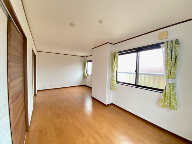 明るく、風通しも良い洋室。空間を仕切ることで2部屋としても、一体的な広い空間としても利用でき、家族構成やライフスタイルに合わせた柔軟な使い方が可能です。子ども部屋を2室確保したいご家族におすすめ。