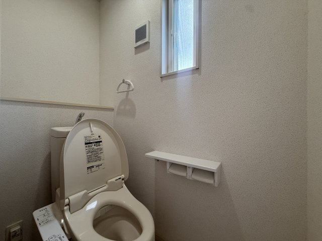 温水洗浄付きトイレ・自動でふたが開きます(* ▽ )