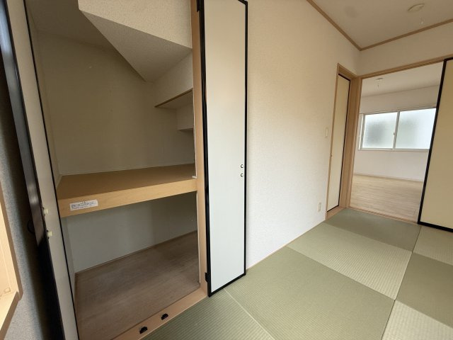 階段下も余すことなく収納として！