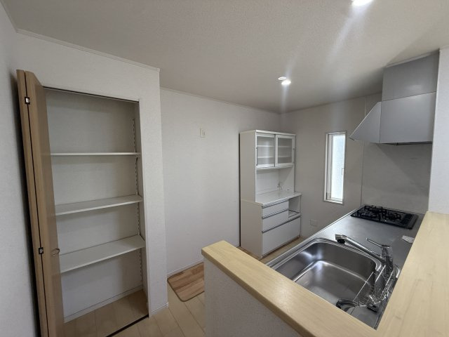 キッチン背面には便利な可動棚タイプの収納があります♪