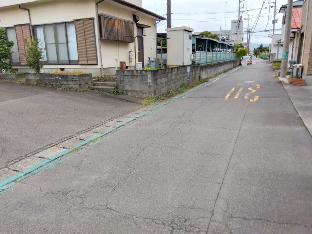 お車10台以上駐車可能です。間口が広々としています。車の出入りがスムーズに行えます。