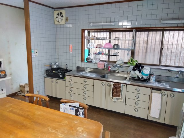 キッチンには窓があり明るく開放的です。調理スペースが広々としているので楽しくお料理出来ますね。