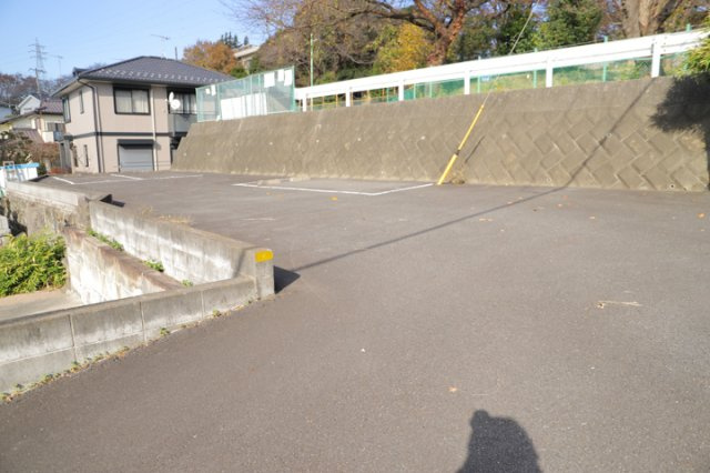 土地を買う際、住む地域の自治体や福祉の補助制度にも注目してみましょう。子供や老人の医療補助やゴミ出しのルールなど、自治体によってルールに大きな違いがあるため、暮らしやすい土地で判断するとよいでしょう。