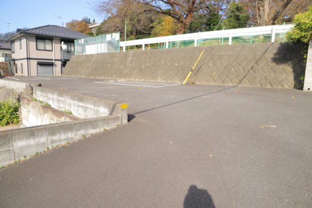 土地の前の道路に消火栓が設置されていることがあります。この場合、道路交通法第45条第1項により、駐車禁止の場所が指定されています。そのため、車庫などの駐車スペースをつくることができない場合があります。
