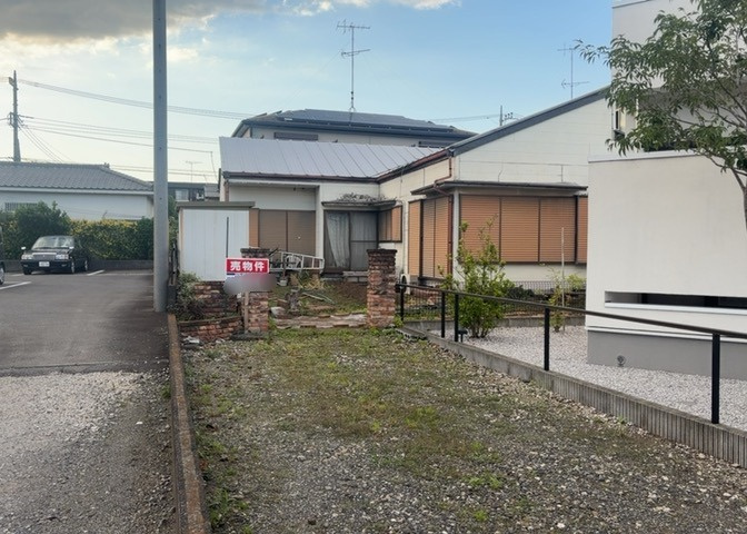 土地の形が極端に長細かったり、狭小地、あるいは道路との高低差がある傾斜地だった場合、後々売ろうとしても買い手がつかない場合もあります。後々、売却することになった時に価値の下がらない土地を選びましょう。