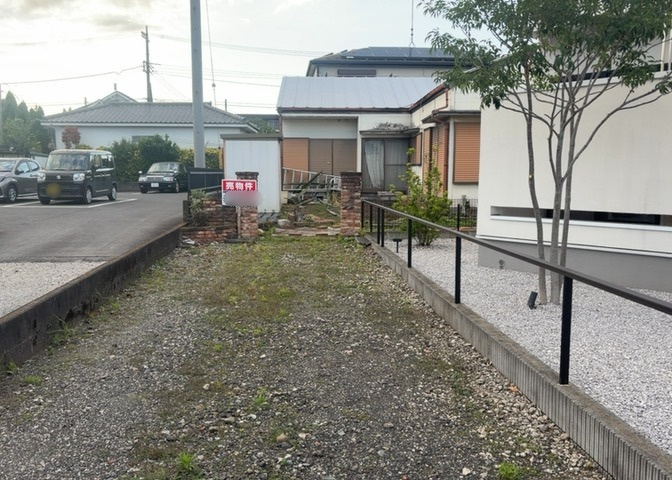 土地の面積＝住宅面積ではありません。建ぺい率の問題などで、土地のある場所によって住宅を建てられる面積は限られています。高さもしかり、「土地」という言葉の中には、建築条件も含まれると考えておきましょう。