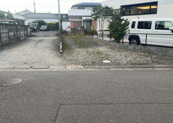 家を建てる場合、方位は要チェックです。現実的に日当たりのよい家ならばリビングは南側、建築基準法でも北側に当たる家への配慮は求められています。土地を見学に行く際は、方位磁針を持って行くようにしましょう。