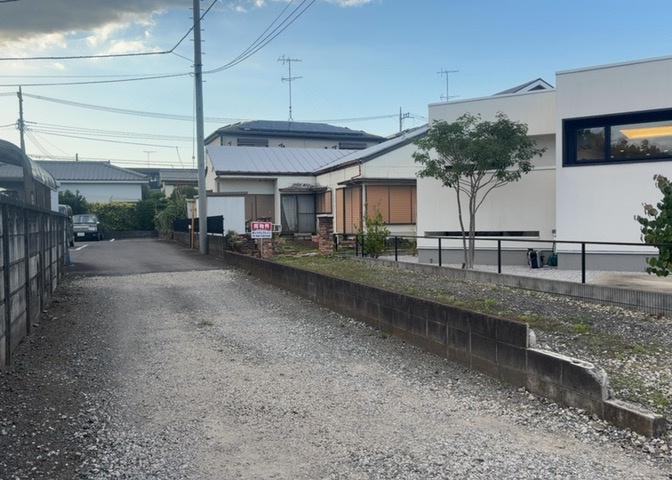 土地の前の道路に消火栓が設置されていることがあります。この場合、道路交通法第45条第1項により、駐車禁止の場所が指定されています。そのため、車庫などの駐車スペースをつくることができない場合があります。