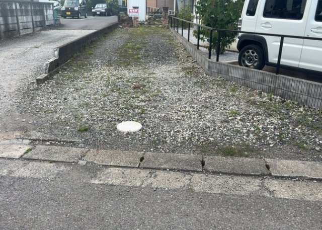 現地に行くなら、物件の周囲の地形がどうなっているかを見ることも大切です。周辺より低くなっている土地では、大雨などで水が集まりやすいため、地盤が弱くなっているということも考えられるため、注意が必要です。