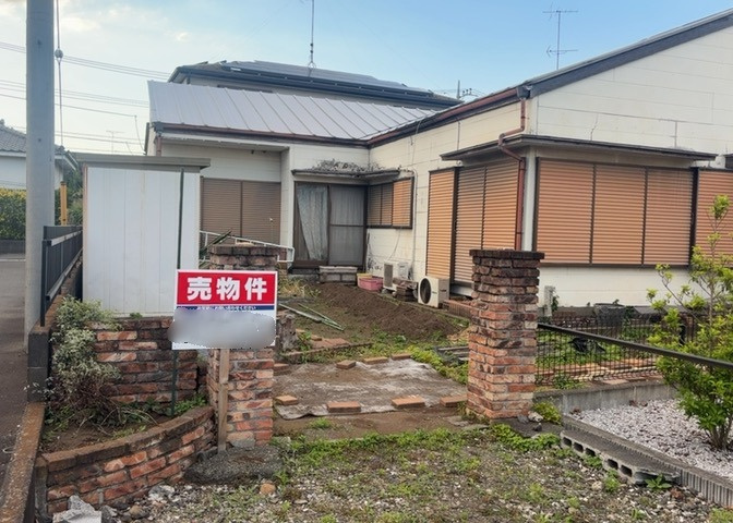 土地購入を検討されている場合、境界杭がない状態で購入してしまうと境界確定測量をする必要があり、費用がかかります。購入の前に、売主、隣土地所有者立ち合いのもと境界を確定し境界杭を設置するのがベストです。