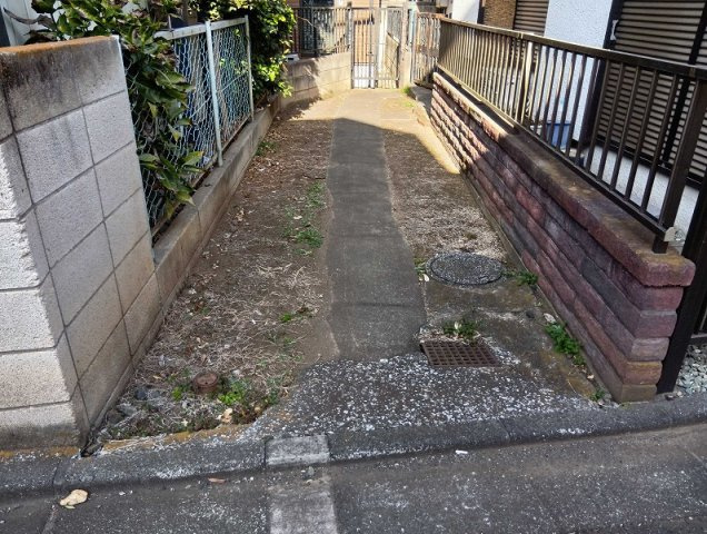 2026年2月撮影　前面道路から離れており、プライバシーを守りながら静かな暮らしを送れる住まいです。　※再建築不可