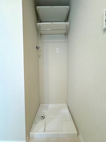 洗濯機置き場もしっかりと確保されています。洗面室内に配置されているため、脱いだ衣類をすぐに洗濯機に入れられ、お洗濯の家事動線もスムーズ。毎日のお洗濯負担を和らげてくれます。