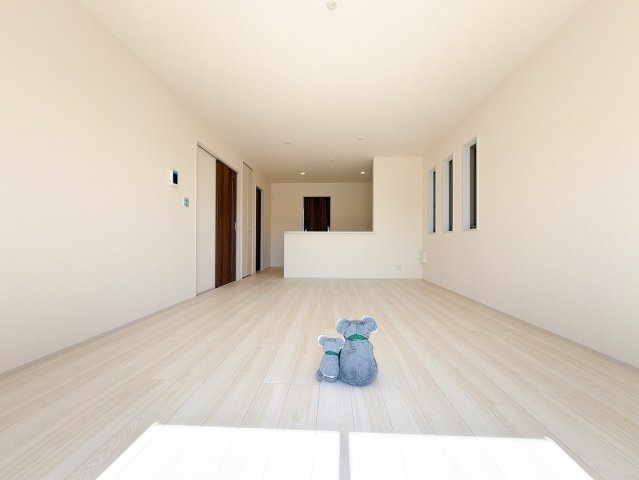 家族が自然と集まるリビング・ダイニング明るい光が差し込み、笑顔があふれる心地よい空間です。ゆったりとした広さで、くつろぎの時間をお過ごしいただけます。