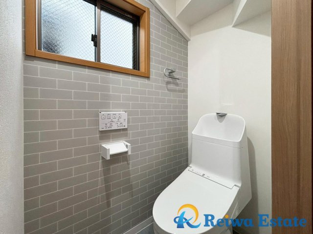 小窓を設置する事により明るく、通気性の良いトイレです♪