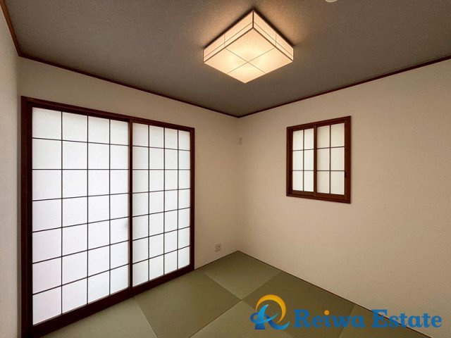 ホッと足を伸ばして寛げる和室は、来客にもお子様の遊び部屋としても利用できます。障子から差し込む光は優しい暖かさを感じますね♪