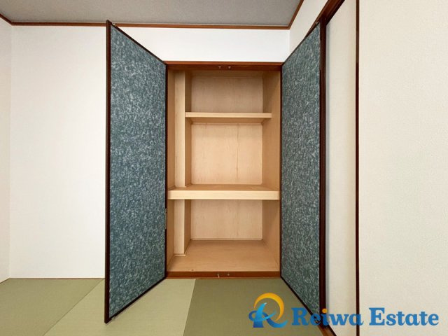来客用の布団や季節外の家電など、大きさを問わず様々なものを収納できる押入。