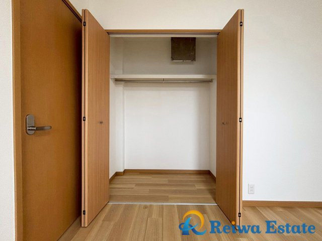 大きめのクローゼットがあるので、収納には困りません。物がスッキリ片付くので、お部屋はいつでも快適です。