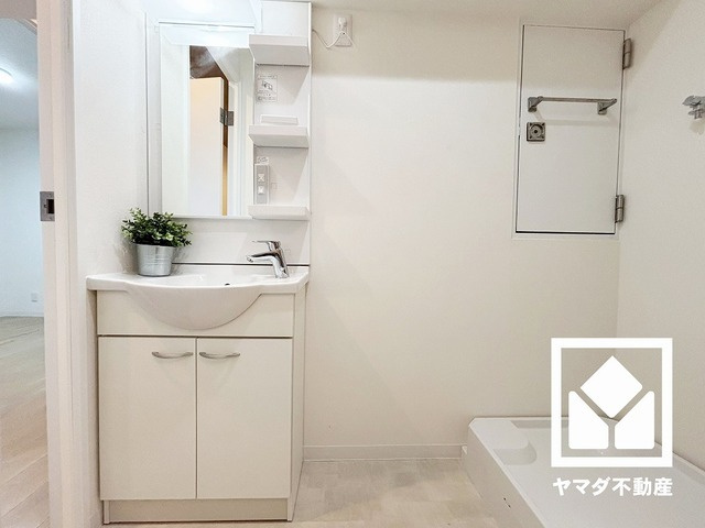 収納付きでスッキリお使い頂ける洗面台です。洗面ボウルが広めなので、忙しい朝でも身支度がしやすく時短になります。