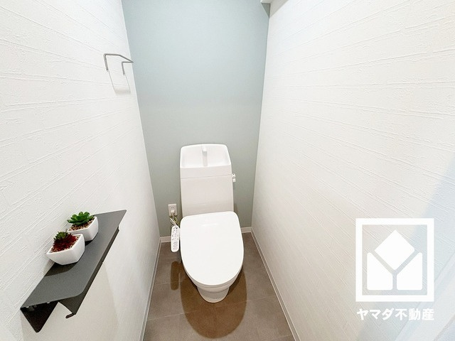 明るく清潔感溢れるトイレです。ペーパーホルダーの上部はカウンタースペースになっており、消耗品置き場や小物置きとしてもお使いいただけます。