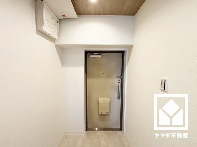 白を基調とした明るい玄関で、毎日を爽やかにスタート。清潔感あふれる空間が、訪れる人々を温かく迎えます。