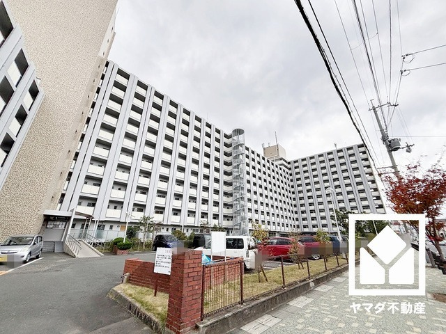 阪神電鉄本線「鳴尾・武庫川女子大前」駅まで徒歩約9分、阪神電鉄武庫川線「武庫川」駅まで徒歩約11分、JR東海道本線「甲子園口」駅まで徒歩約26分の立地。
