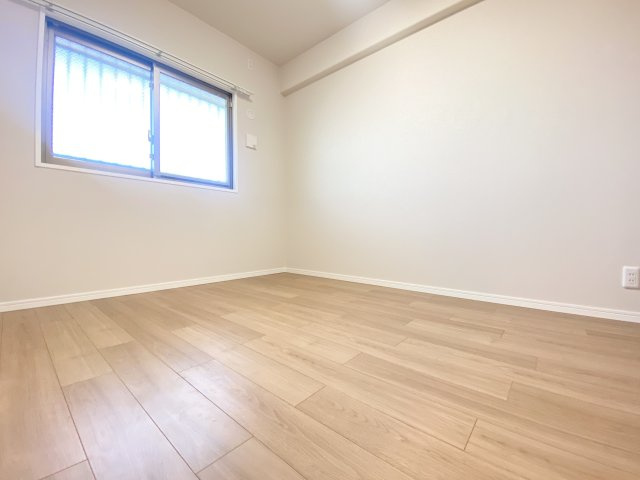 北東洋室（5.8帖）すべてのお部屋に窓が付いていて風通しの面も安心です♪
