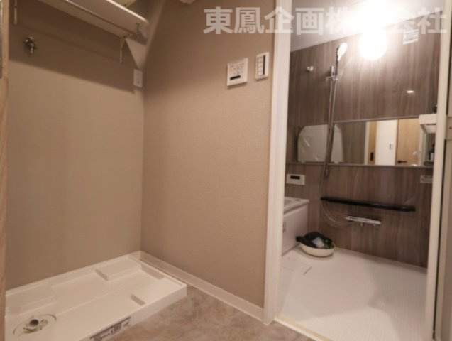 洗濯機置場と浴室がまとまった、家事動線の良い洗面スペース