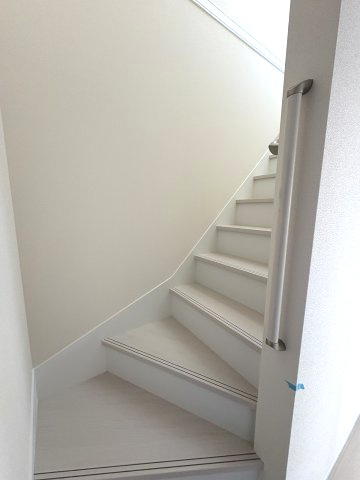 現地写真。2階へ上がる階段です。手摺もついて安全ですね。