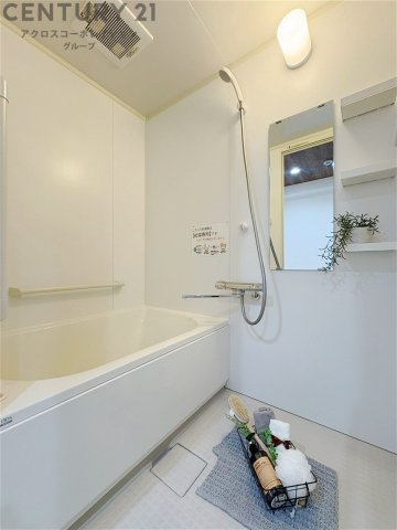 ユニットバスは省スペースでありながら、シンプルな設計と使いやすさを備え、簡便なメンテナンスが可能です。またミラー・小物置き場もあり便利です。