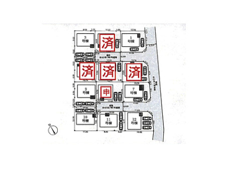 図面の数字は敷地の各辺の長さ（m）、太線は道路に接する部分です。建物の配置や駐車スペースの目安がわかります。方位や隣地との関係は現地でご案内します。※図面と現況が異なる場合は現況優先。