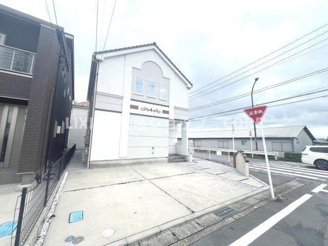 ゆったりとした駐車スペースを確保いたしましたので、大きめのお車でも駐車可能です。