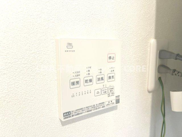 浴室乾燥機能で雨の日でも乾燥が可能。また、浴室内の湿気を排気し、カビの発生を抑えます。