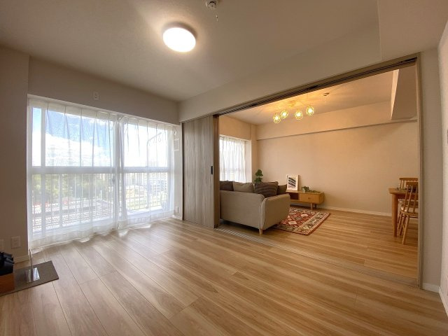 5.9帖の洋室（間取り図右下）は、主寝室としても十分にお使いいただけるゆとりある広さです。落ち着いたインテリアが馴染む空間で、一日の終わりをゆったりと過ごせる心地よい環境が整っています。