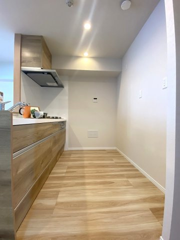十分な調理スペースを確保した使いやすいキッチン幅です。複数の作業を同時に進めやすく、調理器具や食材の出し入れもスムーズに行えるため、毎日の家事効率が格段にアップする大変便利な設計となっております。