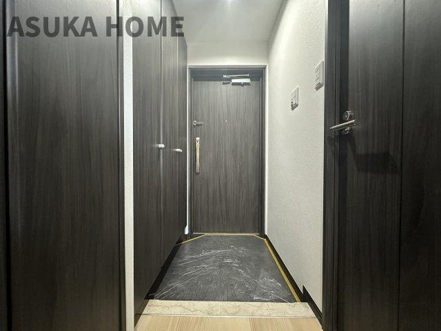 モノトーンを基調とした落ち着いた玄関です♪玄関横のシューズボックスも嬉しい設備です♪
